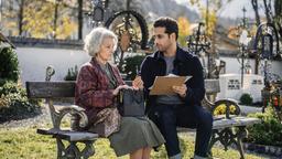 Tobias (Karim Günes) möchte eine ältere Dame (Hedi Eibinger) zur Unterschrift überreden.