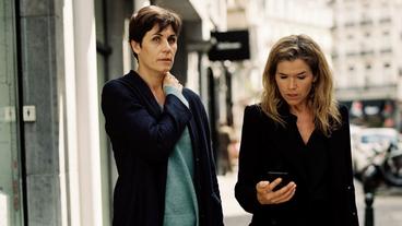 Bild: ARD Degeto/Marco Krüger Tödliche Geheimnisse: Chefredakteurin Karin Berger (Anke Engelke) trifft sich mit Reporterin Rommy Kirchhoff (Nina Kunzendorf, li.) in Brüssel
