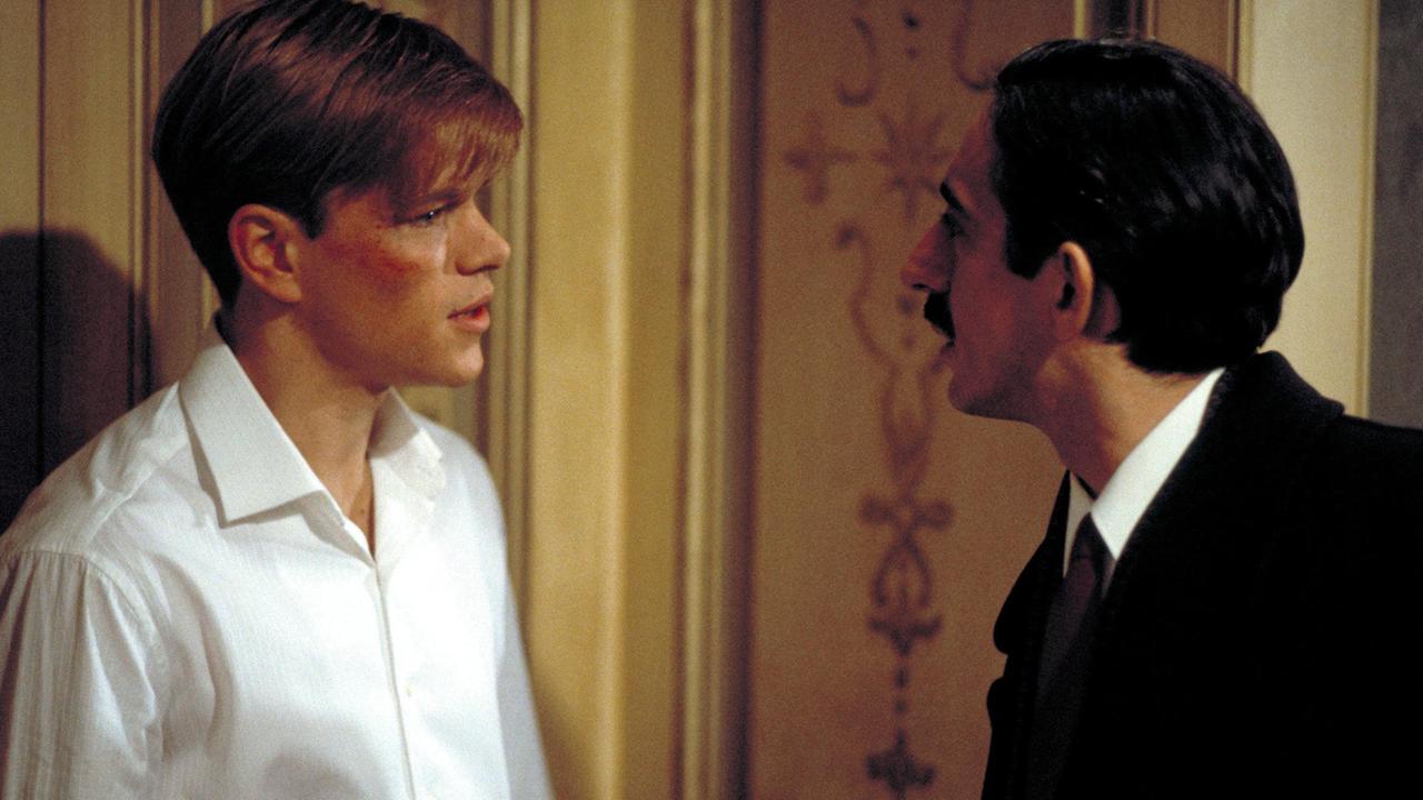 Tom Ripley (Matt Damon) versucht Inspektor Roverini (Sergio Rubini, re.) zu täuschen.
