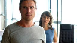 Toni (Leo Reisinger) braucht die Hilfe seiner Exfrau Hanna (Kathrin von Steinburg).