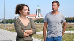 Toni (Leo Reisinger) erfährt, was Jella (Antonia Bill) passiert ist.