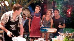 Toni (Leo Reisinger, re.), Josie (Maria Monsorno) und Ferdi (Fabian Axer Avila) stoßen auf den Geburtstag von Franzl (Frederic Linkemann, li.) an.