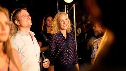 Toni (Leo Reisinger) und Evi (Juliane Köhler) genießen das Konzert.
