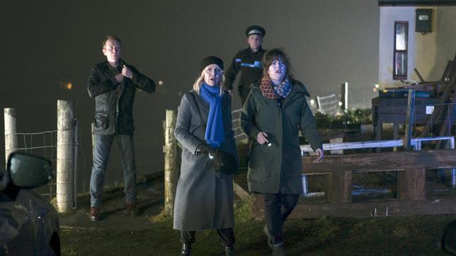 Tosh (Alison O'Donnell, vorne), Ruth (Ashley Jensen) und Sandy (Steven Robertson) staunen erschüttert.