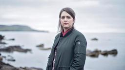 Tosh (Alison O'Donnell) unterstützt Shetland-Ermittler Jimmy Perez, der den 23 Jahre zurückliegenden Mordfall an Lizzie Kilmuir wieder aufrollen muss.