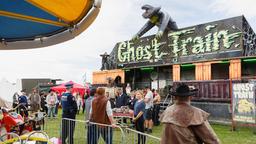 Tod im Gruselkabinett: Kristin Sims (Fern Sutherland, vorne 2. v. re.), Mike Shepherd (Neill Rea) und D. C. Breen (Nic Sampson) ermitteln auf dem Jahrmarkt.