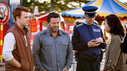 Tod im Gruselkabinett: Mike Shepherd (Neill Rea, 2. v. li.) und D. C. Breen (Nic Sampson, li.) ermitteln auf dem Jahrmarkt und erhalten von Jackie Lee (Katlyn Wong, re.) einige Informationen.