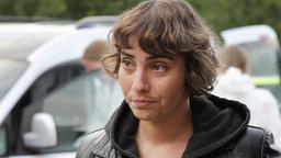 Tove (Naida Ragimova) macht sich vor der abgesperrten Schule Sorgen um ihre Kollegin Maria Wern, die den Amokläufer aufhalten will.