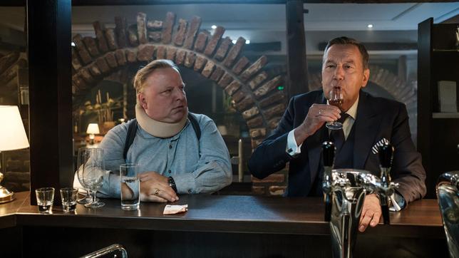 Bild: NDR/Gordon Timpen Träumt Marko (Axel Prahl, links)? Neben ihm sitzt sein Idol Roland Kaiser