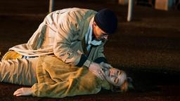 Tragischer Tod: Max Höfel (Fabian Jaray, oben) findet seine Freundin Leonie Adler (Lea Fleck, unten) schwerverletzt auf der Straße – sie stirbt in seinen Armen.