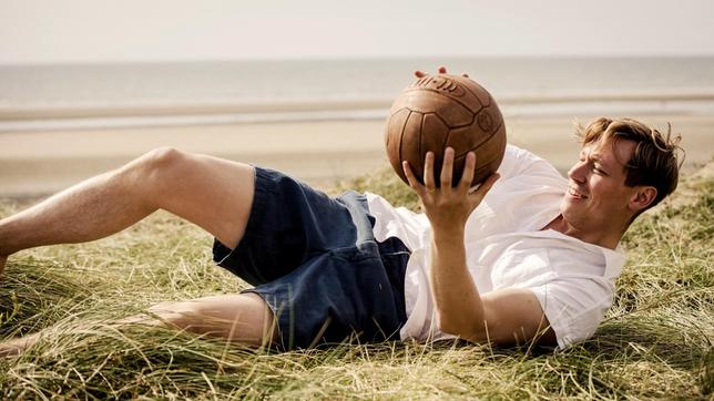 Bild: ARD Degeto/Lieblingsfilm/Zephyr Films/British Film/SquareOne Entertainment Trautmann (David Kross) liebt den Fußball.