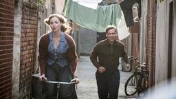 Trautmann (David Kross) möchte Margaret (Freya Mavor) für sich gewinnen.