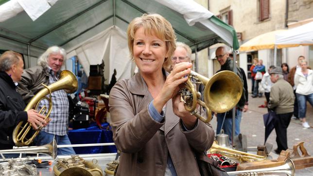 Trödelqueen: Auch eine antike Trompete von einem italienischen Flohmarkt ist im Sortiment der "Trödelqueen" Andrea (Mariele Millowitsch) bestens aufgehoben.