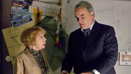Trotz des Zuspruchs seiner Schwiegermutter Charlotte (Gisela Trowe) ist Werner (Walter Kreye) nicht mehr sicher, ob er Vera sein Geschenk noch überreichen soll.