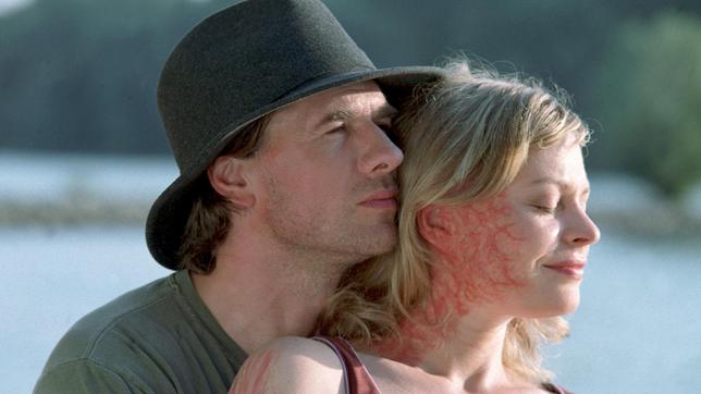Trotz ihrer schweren Gesichtverletzung finden Kim (Susanna Simon) und ihr Mann Max (Daniel Morgenroth) wieder zusammen.