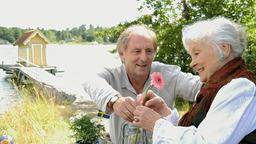 Trotz ihres stattlichen Alters hält Großmutter Adele (Bruni Löbel) ihren Sohn Leo (Günther Maria Halmer) noch schwer auf Trab.