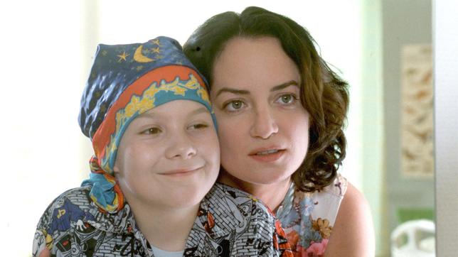 Trotz seiner schweren Krankheit verliert der kleine Stefan (Patrick Baehr) mit Hilfe seiner Tante Julia (Natalia Wörner) nicht den Lebensmut.