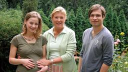 Trügerisches Glück: Marianne (Jutta Speidel, Mitte) mit ihrer Tochter Sandra (Theresa Scholze) und ihrem Sohn Oliver (Tim Sander).