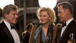 TV-Produzentin Mary Mapes (Cate Blanchett), Fernsehlegende (Robert Redford, li.) und CBS-Nachrichtenchef Bruce Greenwood (Andrew Heyward) glauben an ihre Skandalstory.