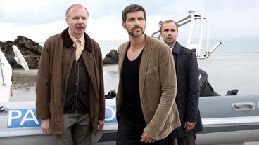 Bild: ARD Degeto/Wolfgang Ennenbach Überraschung am Boot der beiden Mordopfer? Kommissar Dupin (Pasquale Aleardi, Mitte), Inspektor Kadeg (Jan Georg Schutte, re.) und Bürgermeister Antoine Manet (Ludger Pistor, li.) aus