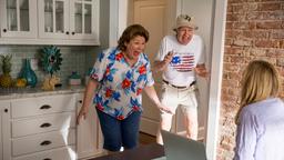Überraschung! Flo (Margo Martindale, li.) und Ramon (Hector Elizondo) statten ihrer Tochter Jesse (Kate Hudson) einen Besuch ab.
