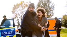 Überwältigende Trauer: Carina Loose (Liza Tzischirner, re) trauert am Tatort um ihren Mann. Der Polizeiobermeister (Moritz Sachs) versucht sie vom Tatort fern zu halten.