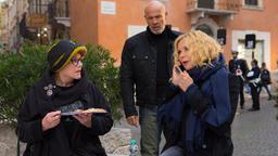 Ulla (Veronica Ferres) und Jan (Heiner Lauterbach) stoßen bei der Suche nach ihrer Teenagertochter in Verona auf die ungewöhnliche Touristin Gerda (Veronika von Quast, li.).