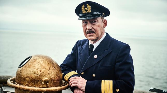 Bild: NDR/ARD Degeto/David Dollmann Ulrich Noethen als Kapitän Gustav Schröder. Dank seiner Umsicht und Zivilcourage kann eine größere Katastrophe verhindert werden. Das Schiff muss keinen deutschen Hafen ansteuern, sondern kann in Antwerpen ankern.