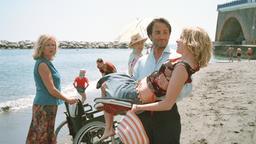 Um Barbara (Jutta Speidel, li.) eifersüchtig zu machen, flirtet Enrico (Bruno Maccallini) hemmungslos mit ihrer Tochter Freddy (Bernadette Heerwagen).
