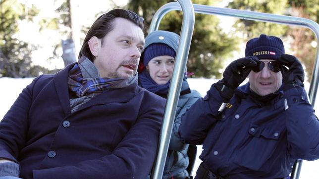 Bild: ARD Degeto/Allegro Film/Stefan Haring Um den Mord an dem cholerischen Karl Wintersperger, Cheftrainer des österreichischen Herrenskiteams, aufzuklären, nehmen Sandra Mohr (Miriam Stein) und ihr Vorgesetzter Sascha Bergmann (Hary Prinz, li.) vom LKA Graz mit Unterstützung des lokalen Postenkommandanten Völk (Johannes Zeiler) sein engeres Umfeld ins Visier.