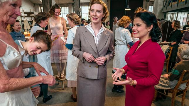 Bild: SWR/Hardy Brackmann Um zu genauen, vergleichbaren Größen zu kommen, haben Aenne (Katharina Wackernagel) und Edith Schmidt (Luise Wolfram) die Bürgerinnen aufgefordert, sich vermessen zu lassen.