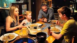 ... und dann kam Wanda: Karlheinz (Hannes Jaenicke) mit seinen Kindern Vincent (Matti Schmidt-Schaller) und Vivi (Bella Bading) und Wanda (Karolina Lodyga) beim Essen.