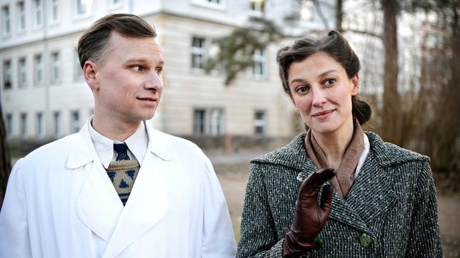 Antonia (Alexandra Maria Lara, re) verliebt sich in Konrad (Robert Stadlober, li), den Arzt ihrer Tochter.