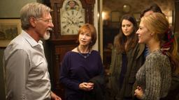 Unerwartetes Wiedersehen: William Jones (Harrison Ford, li.), erkennt in der Freundin seines Sohnes Ellis (Michiel Huisman, verdeckt) seine Jugendliebe Adaline (Blake Lively, re.). Seine Frau Kathy (Kathy Baker, 2. v. li.) und seine Tochter Kikki (Amanda Crew, Mitte) wundern sich.