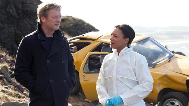 Bild: ARD Degeto/ITV Studios MORD AUF SHETLAND: Detective Inspector Jimmy Perez (Douglas Henshall) und Tatortermittlerin Willow Reeves (Nina Sosanya) beginnen zu ermitteln.