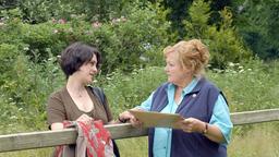 Ursula Arndt (Ruth Meyer), Beamtin vom Jugendamt Hamburg, erklärt Antonia (Marianne Sägebrecht), dass sie das Sorgerecht für ihre Nichte hat.