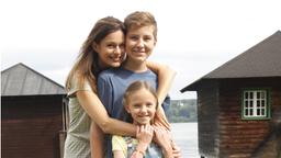 Lisa steht mit ihren Kindern am Starnberger See