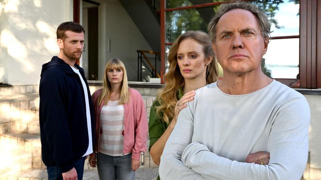 Bild: ARD Degeto/Hardy Spitz v.l.n.r.: Paul (Christoph Schechinger), Jasmina (Anna Hausburg), Anabelle (Anne Kanis) und Fritz Thomas (Uwe Ochsenknecht).