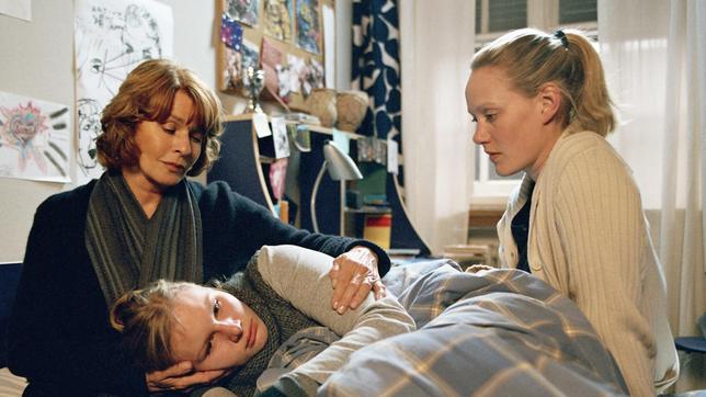 V. li.: Emilia (Senta Berger) tröstet Birgit (Rosalie Thomass) mit der Psychologin Caroline Weyers (Anna Schudt).