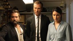 V. li. n. re.: Carlos (Daniel Christensen), Lost (Jan Krauter) und Graciana (Eva Meckbach) schauen konzentriert die Aufnahmen der Überwachungskamera vom Tatort