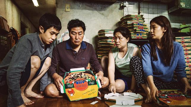 V.li. n. re.: Die vierköpfige Familie Kim lebt von Gelegenheitsjobs: Sohn Ki Woo (Choi Woo-shik) mit Vater Ki Taek (Song Kang-ho), Mutter Chung Sook (Chang Hyae-jin) und Schwester Ki Jung (Park So-dam).