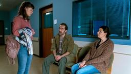 V. li. n. re.: Mutter Astrid (Nele Rosetz), Vater Alexander (Jens Münchow) und Schwester Julia (Antonia Breidenbach) sorgen sich um die junge Patientin.
