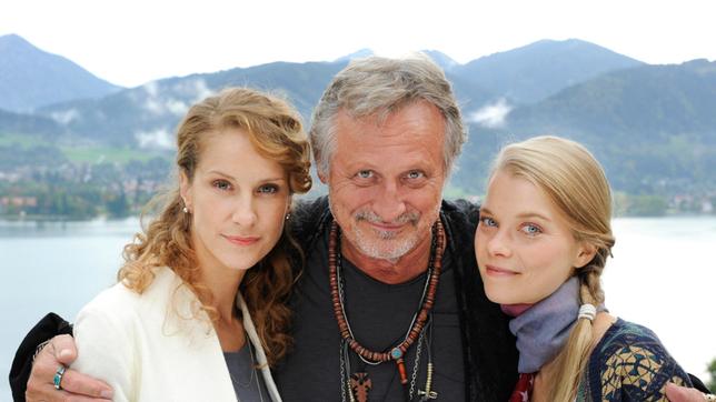 Valentin (Konstantin Wecker) ist froh, dass er wieder Kontakt zu seinen beiden Töchtern Bernadette (Chiara Schoras, li.) und Lissy (Henrike von Kuick) hat.