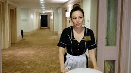 Valerie (Mina Tander) hat in dem Hotel viel Arbeit und einen schweren Stand.