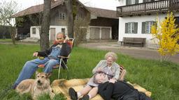 Vater Eberhofer (Eisi Gulp, li.) und Hund Ludwig nehmen es hin, dass Oma Eberhofer (Enzi Fuchs, Mitte) mit ihrer Jugendliebe Paul turtelt (Branko Samarovski, re.).