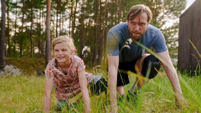 Bild: ARD Degeto/Stefan Erhard Vater und Tochter: Martin (Ulrich Brandhoff, re.) und Nina (Arian Wegener, li.).