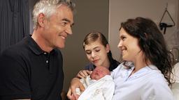 Vaterglück: Stefan (Michael Greiling) und seine Tochter Antonia (Roxanne Borski, Mitte) und seine Freundin Jennifer (Birgit Stauber) freuen sich über die Geburt ihres Kindes.