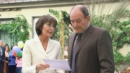 Vera Klunert (Thekla Carola Wied) präsentiert ihrem Mann Andreas (Michael Mendl) "Geburtstagsgrüße".