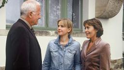 Vera (Thekla Carola Wied, re.) stellt ihrer Tochter Lisa (Denise Zich) den neuen Firmenpartner Werner Hausmann (Peter Bongartz) vor.