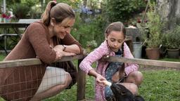 Veras (Rebecca Immanuel) Tochter Mia (Mascha Schrader) wittert ihre Chance, endlich ein eigenes Haustier zu bekommen.
